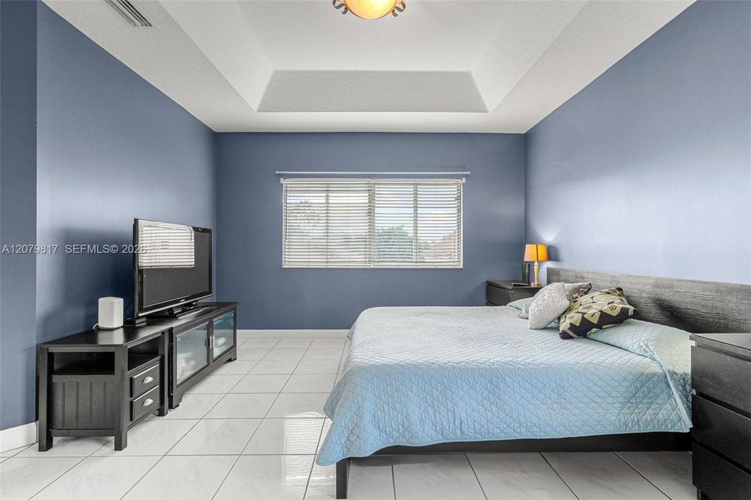 En Venta: $915,000 (4 camas, 3 baños, 2400 Pies cuadrados)