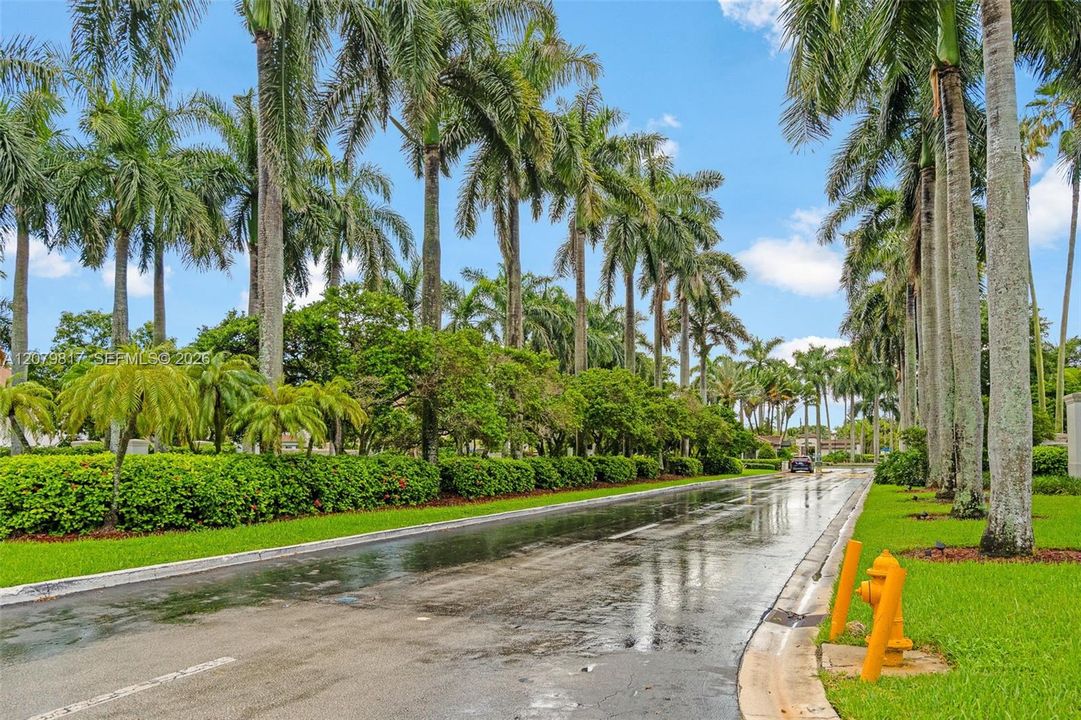 En Venta: $915,000 (4 camas, 3 baños, 2400 Pies cuadrados)
