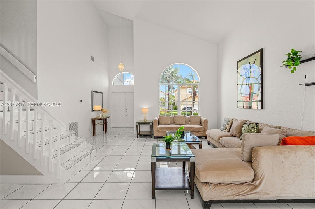 En Venta: $915,000 (4 camas, 3 baños, 2400 Pies cuadrados)