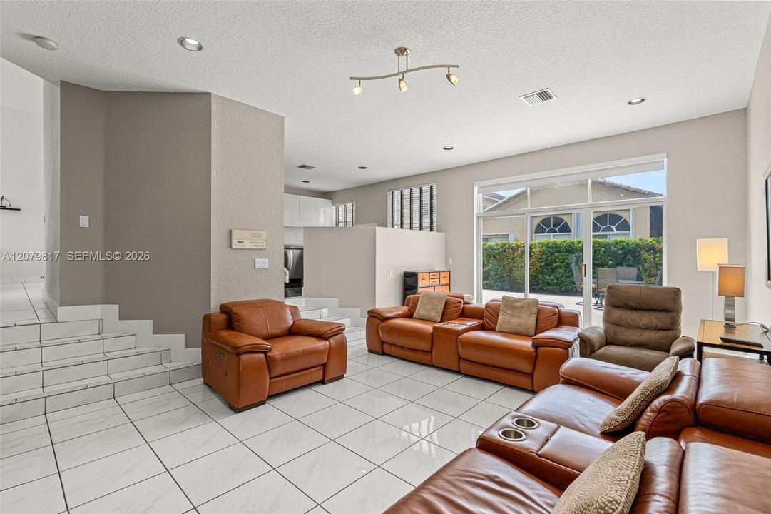 En Venta: $915,000 (4 camas, 3 baños, 2400 Pies cuadrados)