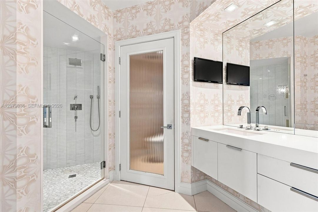 For Sale: $2,600,000 (2 beds, 2 baths, 1425 Square Feet)
