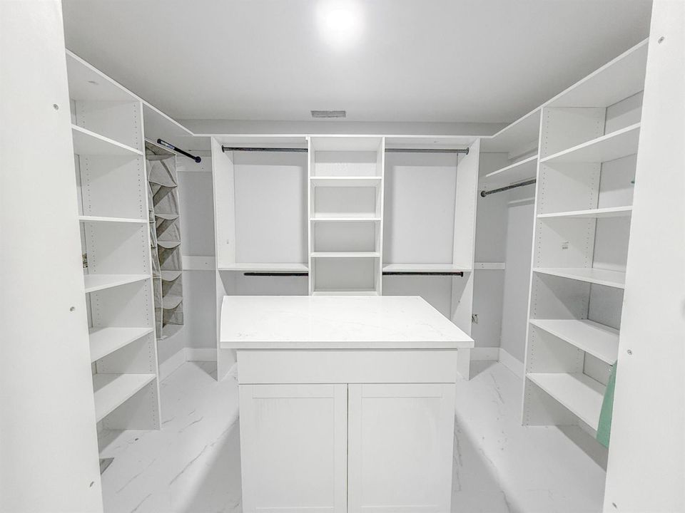 WI CLOSET 2