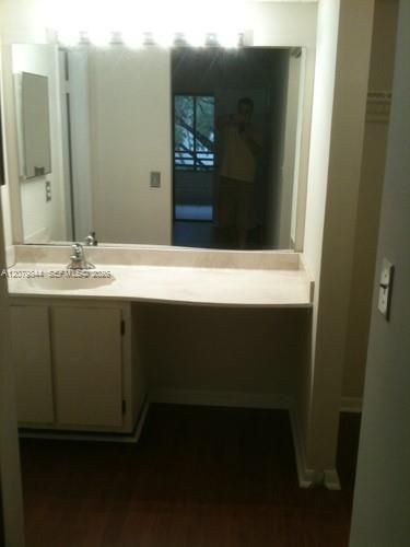 For Rent: $2,300 (2 beds, 2 baths, 860 Square Feet)