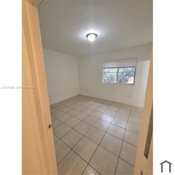 Activo con contrato: $2,275 (3 camas, 2 baños, 1527 Pies cuadrados)