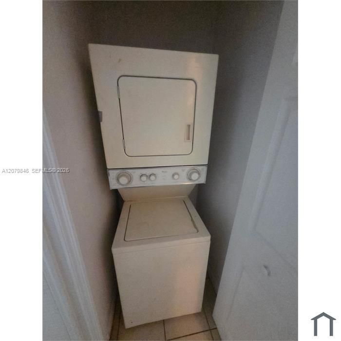 Activo con contrato: $2,275 (3 camas, 2 baños, 1527 Pies cuadrados)