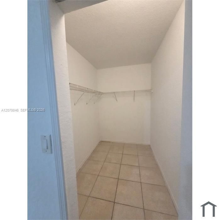 Activo con contrato: $2,275 (3 camas, 2 baños, 1527 Pies cuadrados)