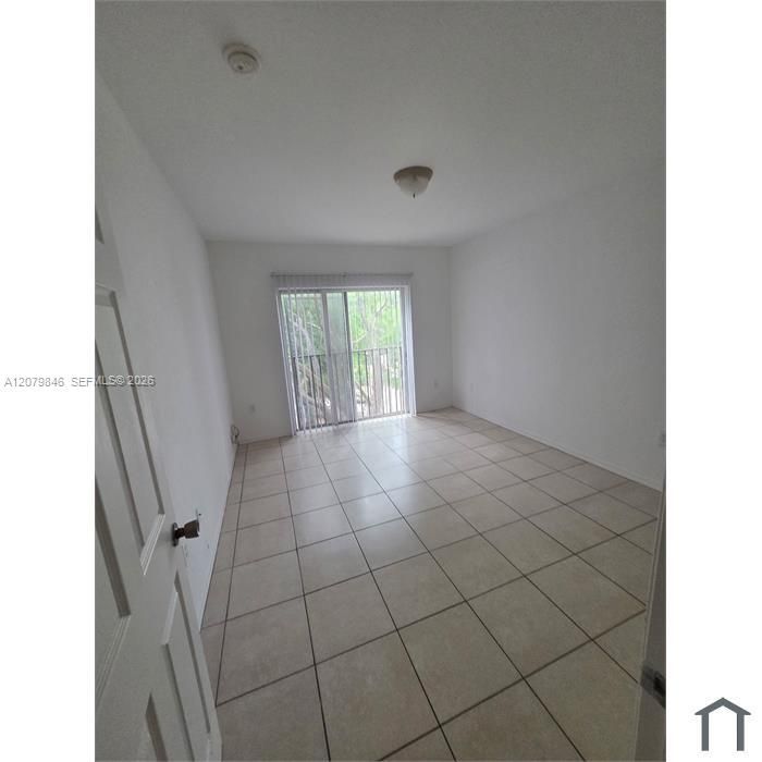 Activo con contrato: $2,275 (3 camas, 2 baños, 1527 Pies cuadrados)