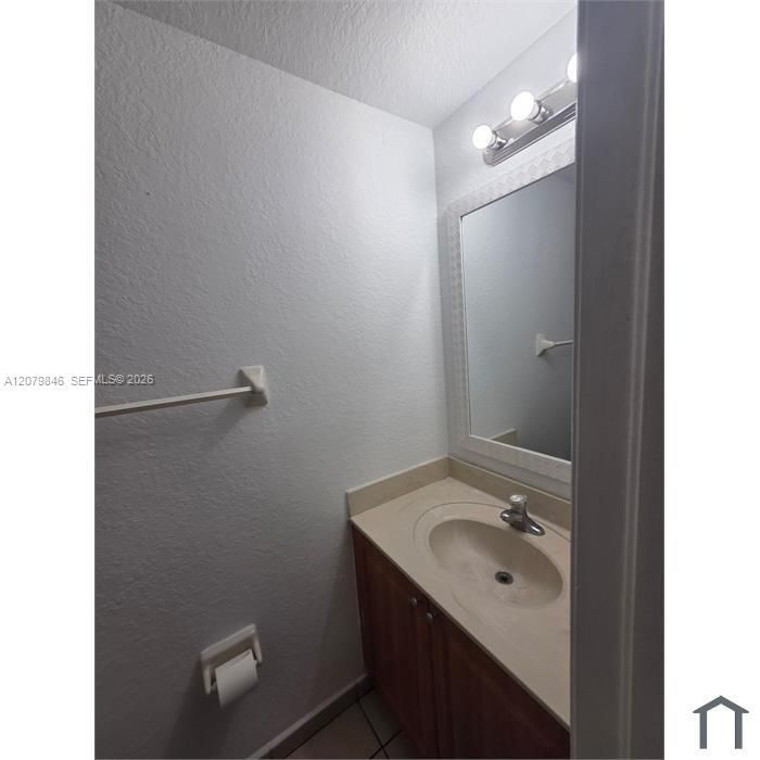 Activo con contrato: $2,275 (3 camas, 2 baños, 1527 Pies cuadrados)