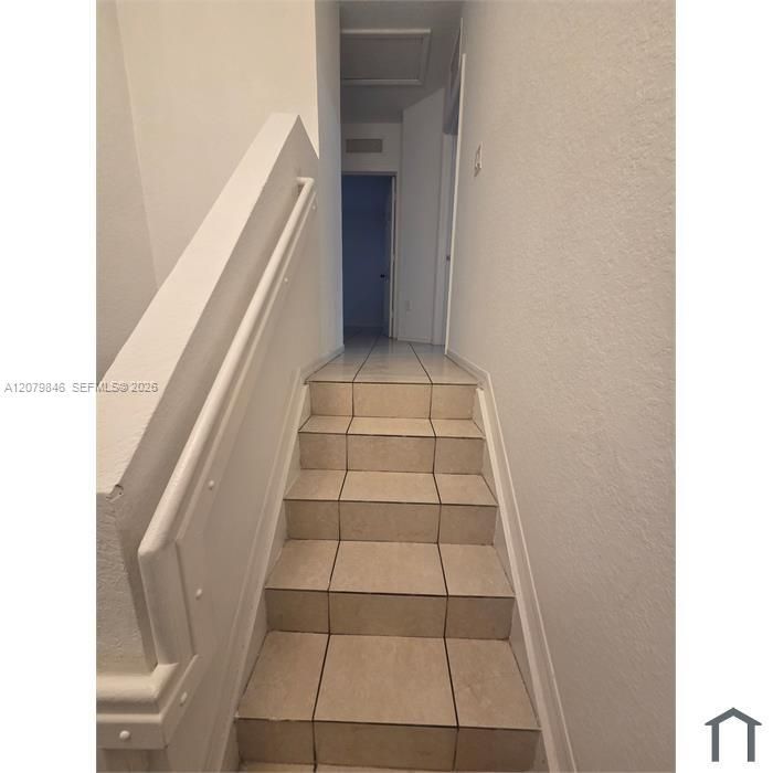 Activo con contrato: $2,275 (3 camas, 2 baños, 1527 Pies cuadrados)