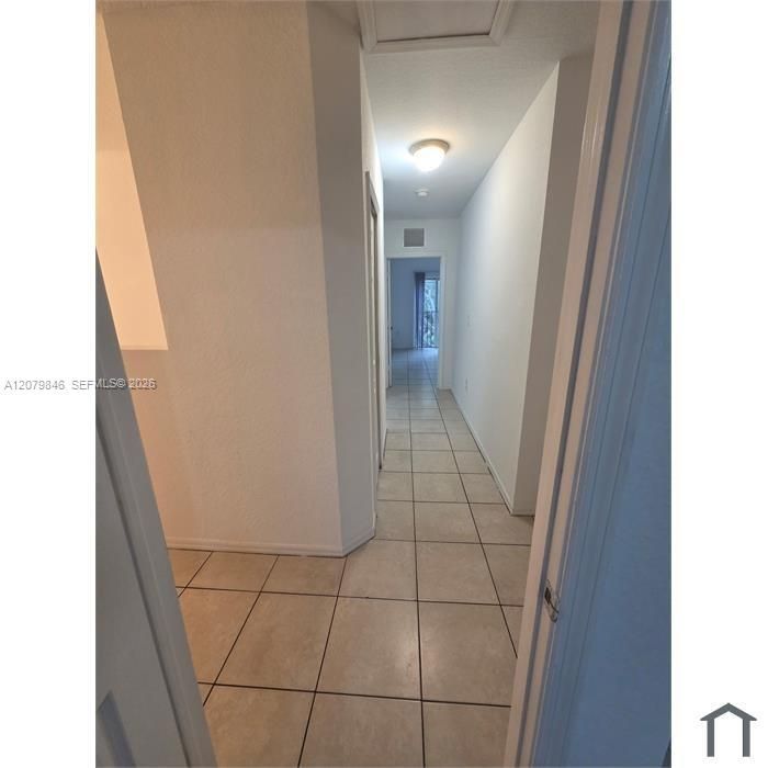 Activo con contrato: $2,275 (3 camas, 2 baños, 1527 Pies cuadrados)