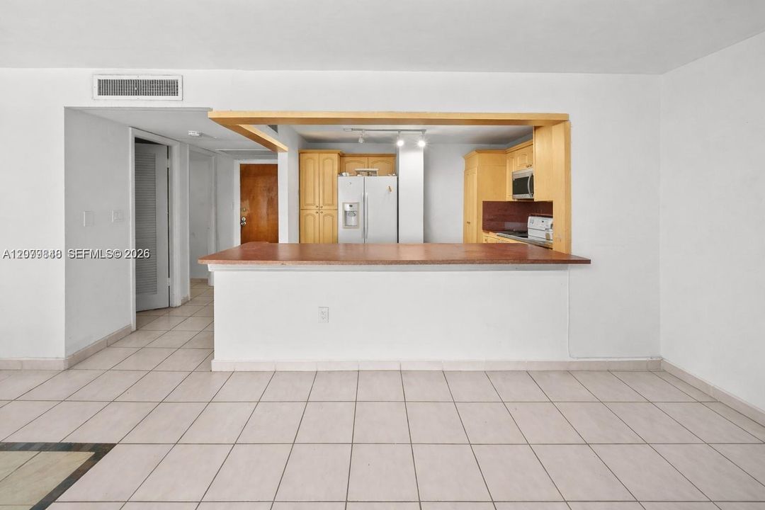 For Sale: $348,999 (1 beds, 1 baths, 1006 Square Feet)