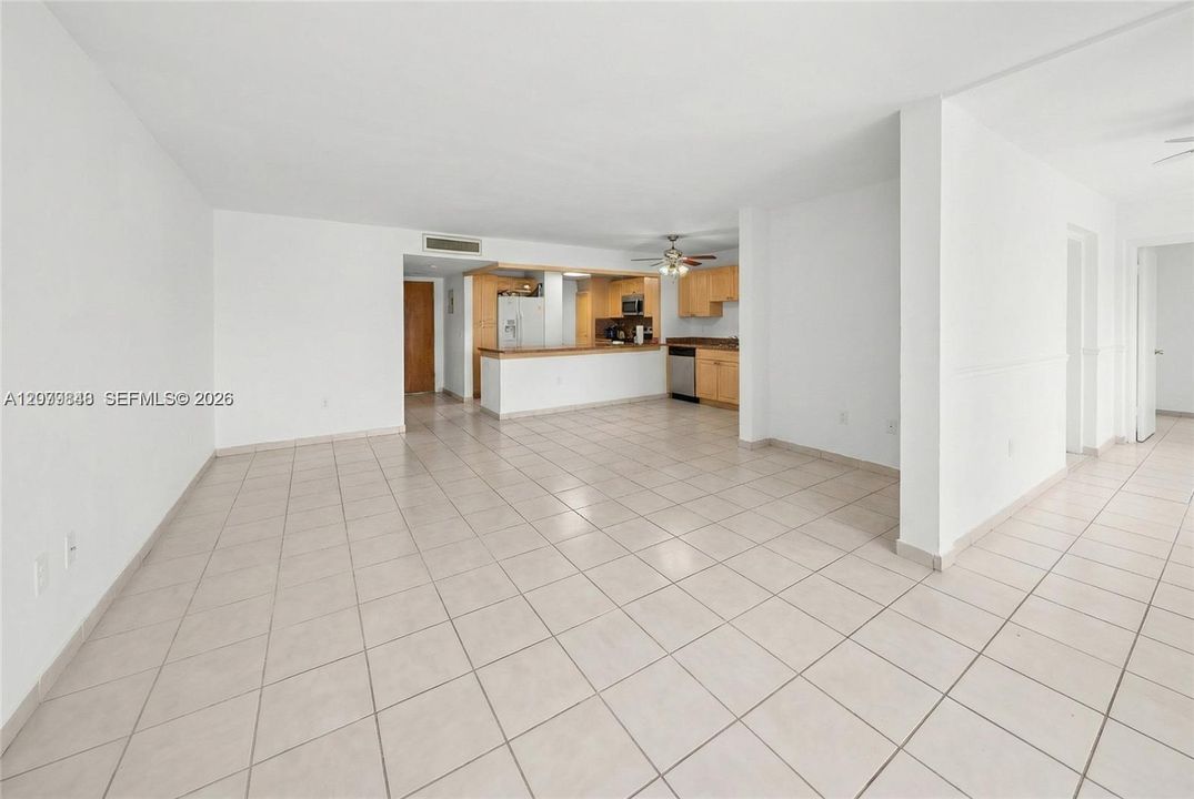 For Sale: $348,999 (1 beds, 1 baths, 1006 Square Feet)