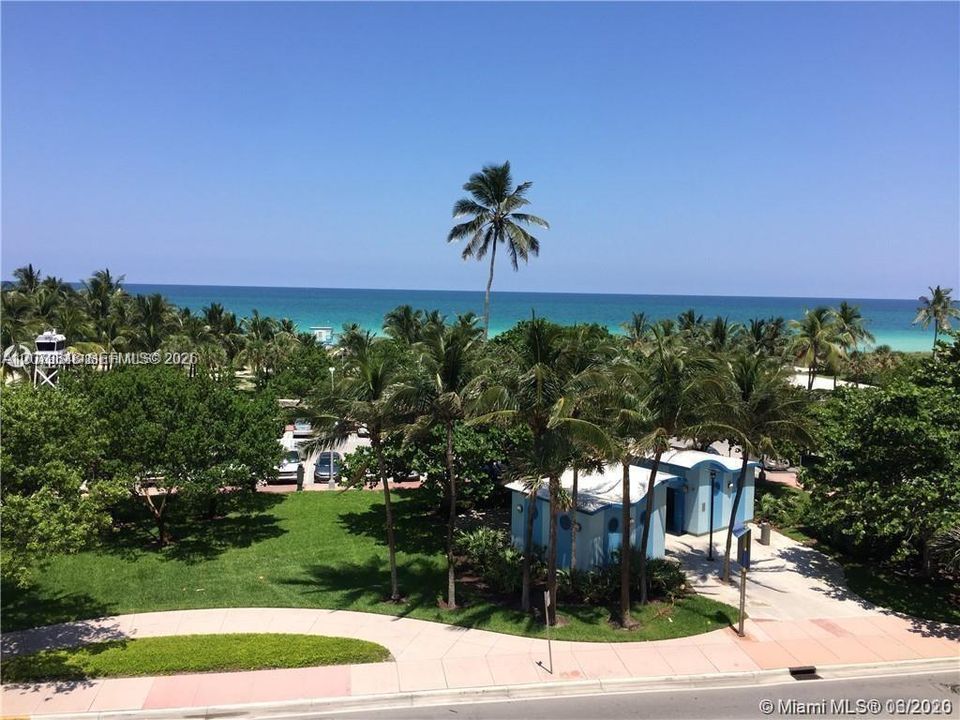 For Sale: $348,999 (1 beds, 1 baths, 1006 Square Feet)