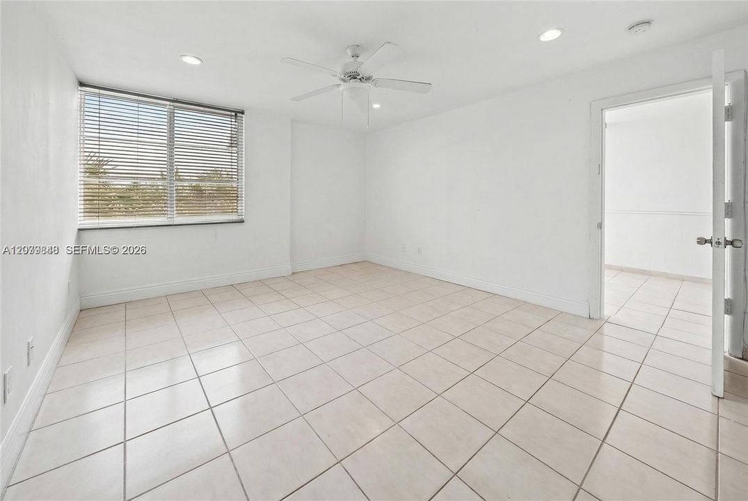 For Sale: $348,999 (1 beds, 1 baths, 1006 Square Feet)