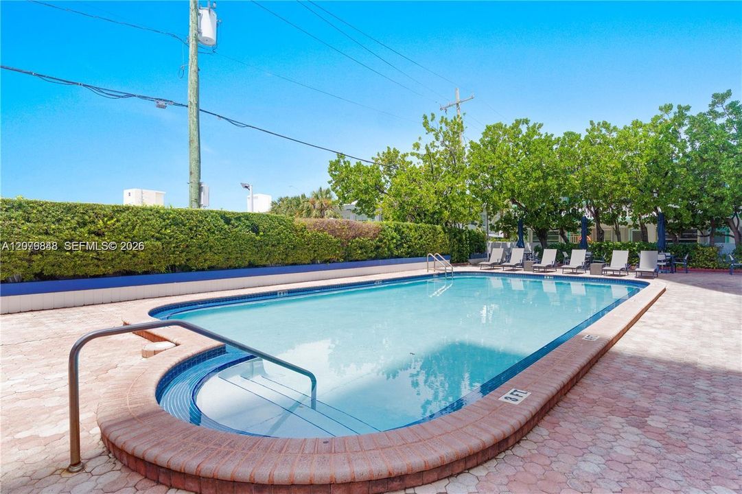 For Sale: $348,999 (1 beds, 1 baths, 1006 Square Feet)