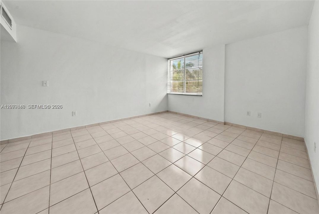 For Sale: $348,999 (1 beds, 1 baths, 1006 Square Feet)