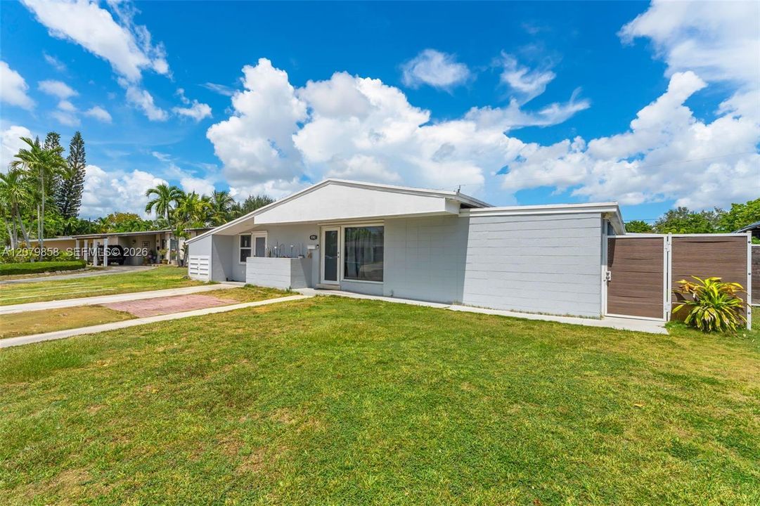 En Venta: $695,000 (4 camas, 2 baños, 2067 Pies cuadrados)
