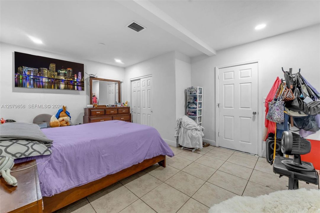 En Venta: $695,000 (4 camas, 2 baños, 2067 Pies cuadrados)