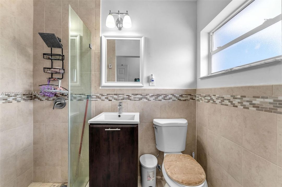 En Venta: $695,000 (4 camas, 2 baños, 2067 Pies cuadrados)