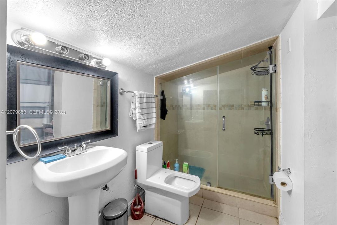 En Venta: $695,000 (4 camas, 2 baños, 2067 Pies cuadrados)