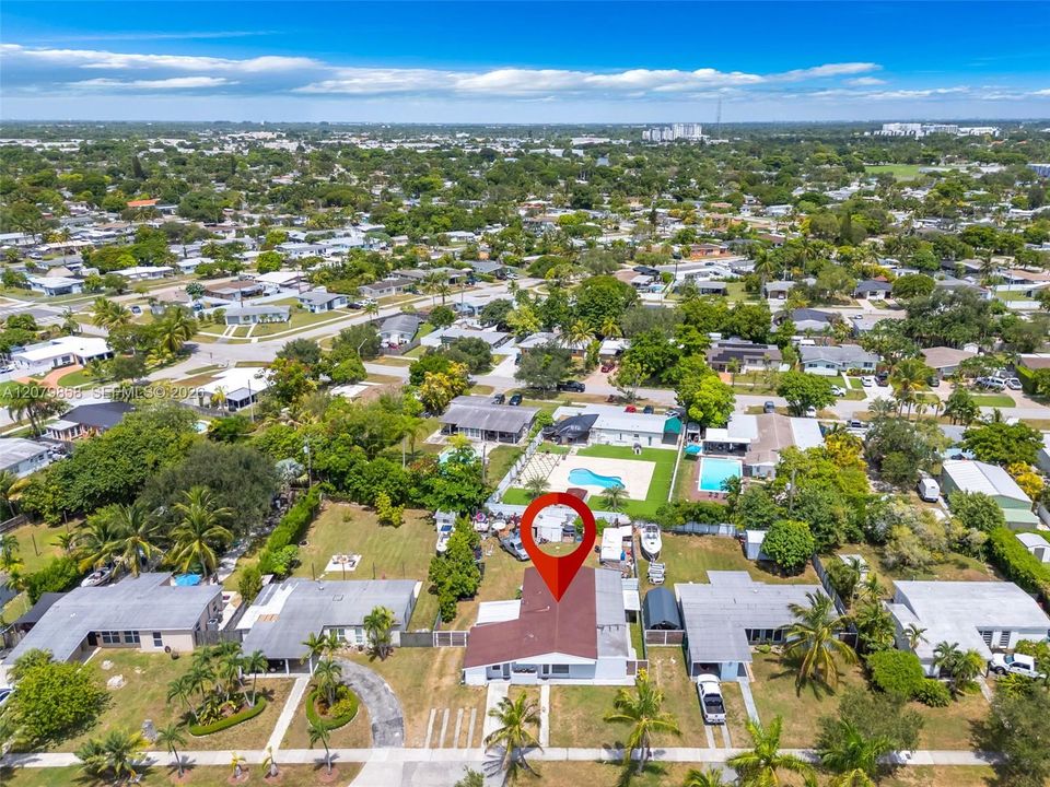 En Venta: $695,000 (4 camas, 2 baños, 2067 Pies cuadrados)