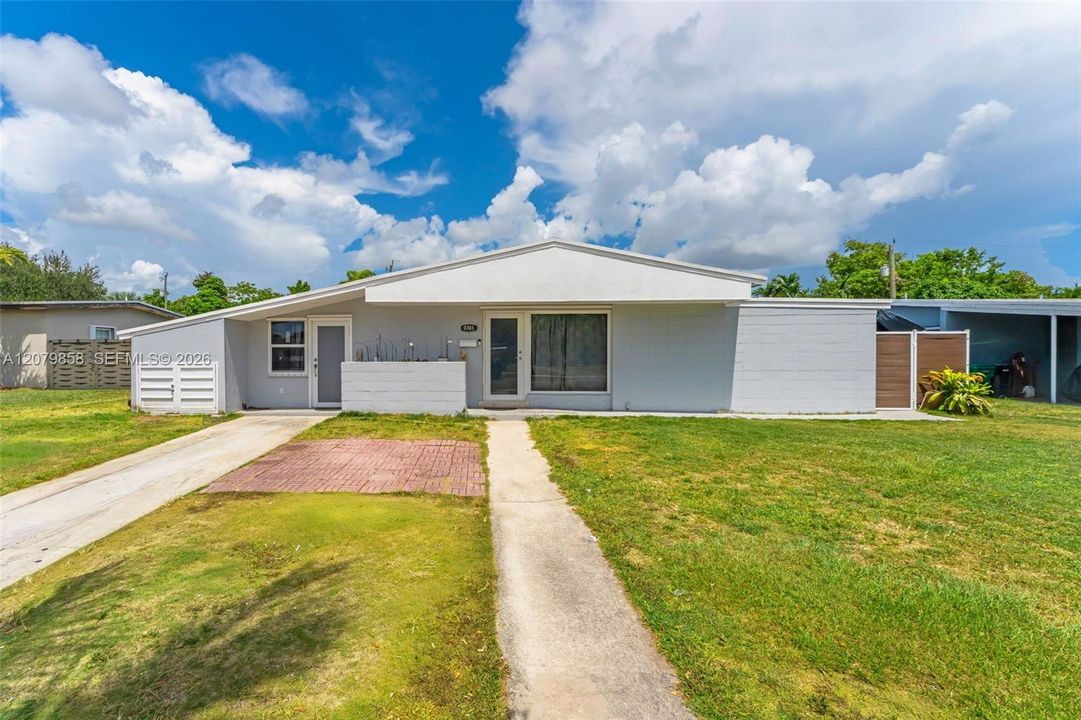 En Venta: $695,000 (4 camas, 2 baños, 2067 Pies cuadrados)