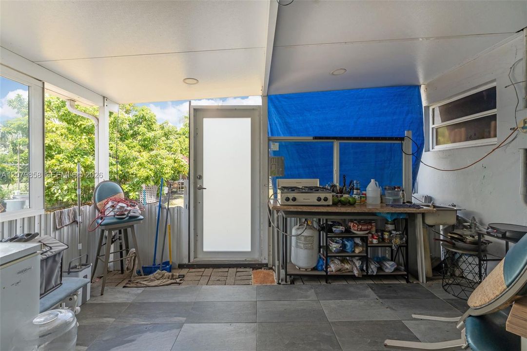 En Venta: $695,000 (4 camas, 2 baños, 2067 Pies cuadrados)