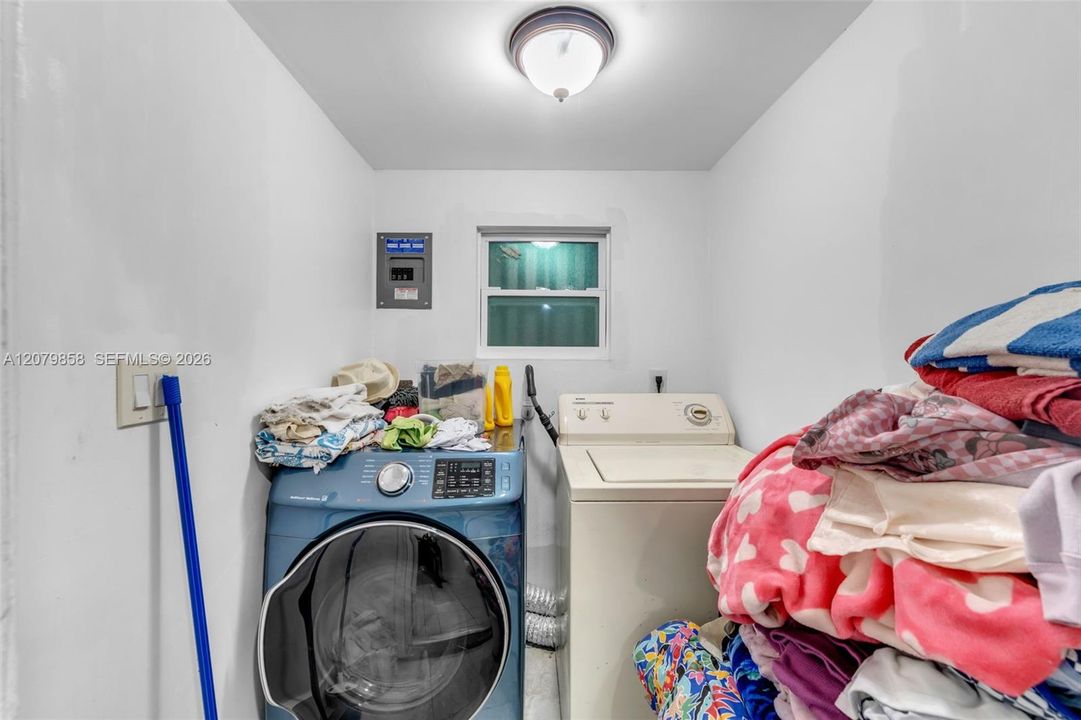 En Venta: $695,000 (4 camas, 2 baños, 2067 Pies cuadrados)