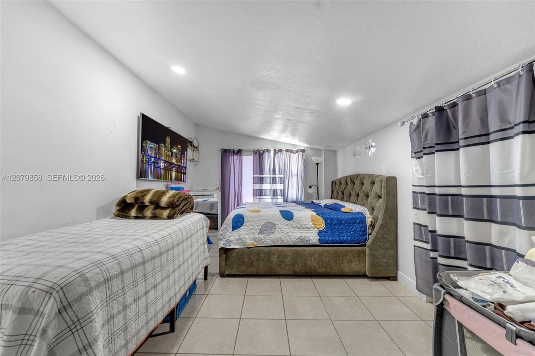 En Venta: $695,000 (4 camas, 2 baños, 2067 Pies cuadrados)