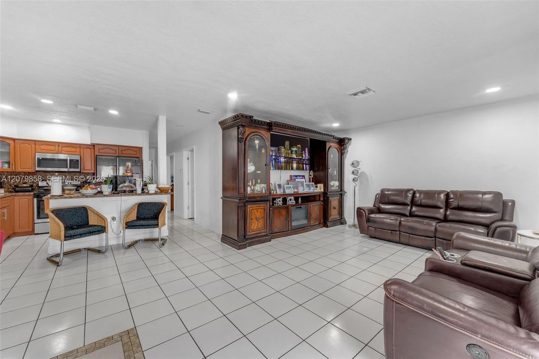 En Venta: $695,000 (4 camas, 2 baños, 2067 Pies cuadrados)