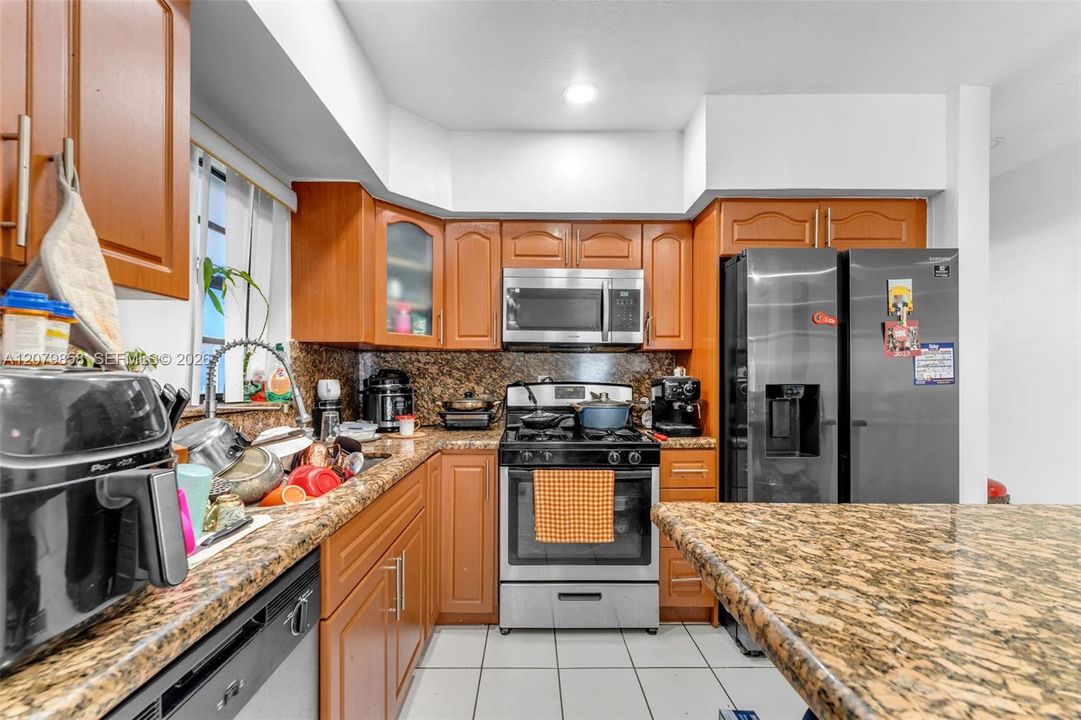 En Venta: $695,000 (4 camas, 2 baños, 2067 Pies cuadrados)