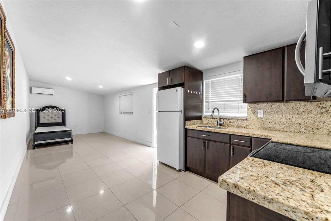 En Venta: $695,000 (4 camas, 2 baños, 2067 Pies cuadrados)