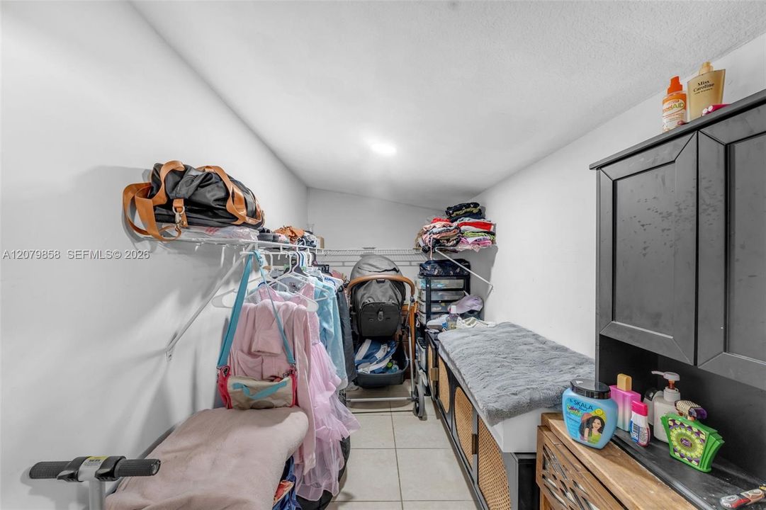 En Venta: $695,000 (4 camas, 2 baños, 2067 Pies cuadrados)