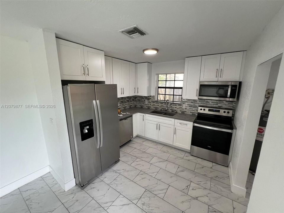 В аренду: $3,300 (3 спален, 2 ванн, 1281 Квадратных фут)