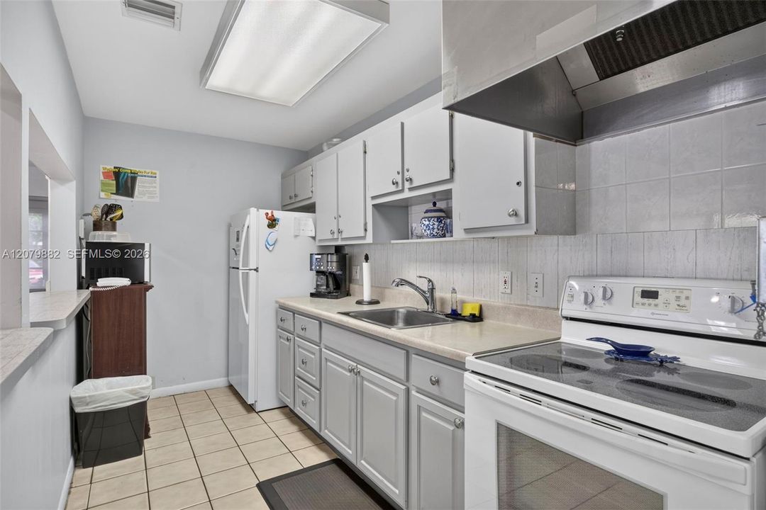 For Sale: $180,000 (2 beds, 2 baths, 872 Square Feet)