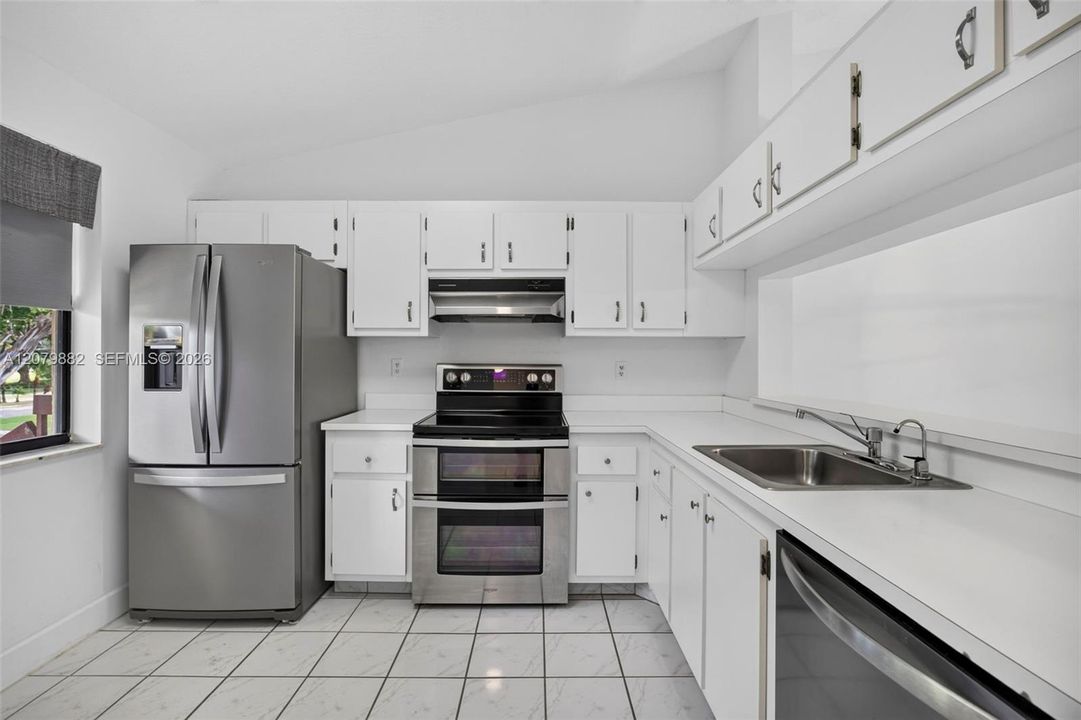 For Sale: $180,000 (2 beds, 2 baths, 872 Square Feet)