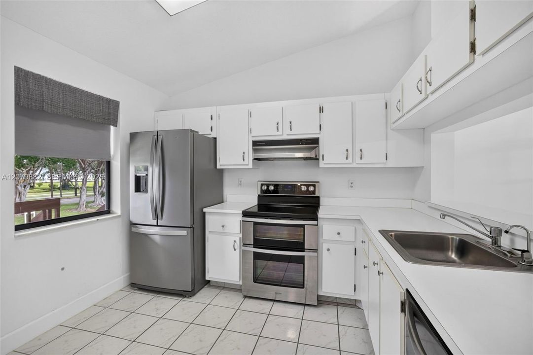 For Sale: $180,000 (2 beds, 2 baths, 872 Square Feet)