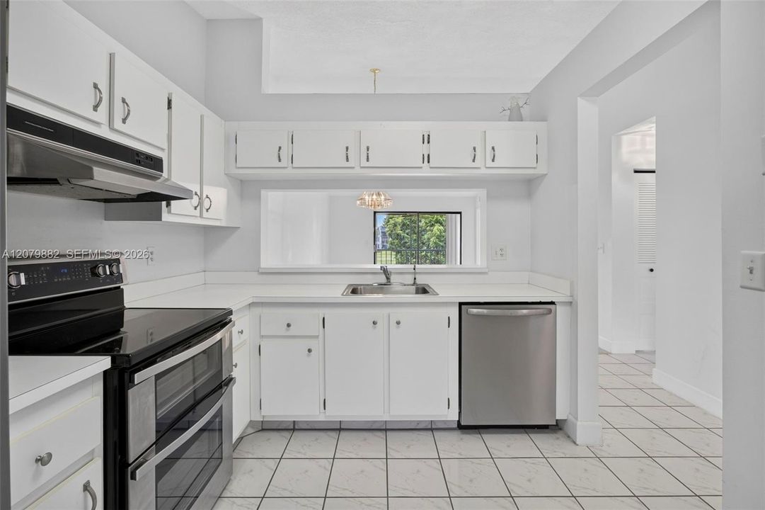 For Sale: $180,000 (2 beds, 2 baths, 872 Square Feet)
