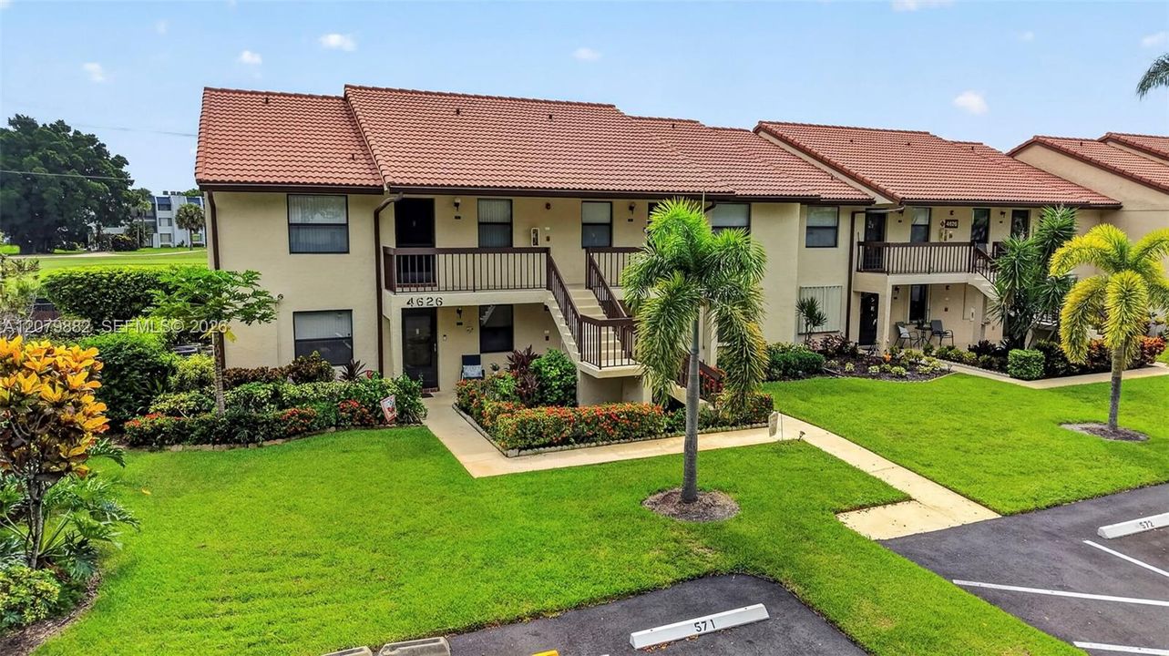 For Sale: $180,000 (2 beds, 2 baths, 872 Square Feet)