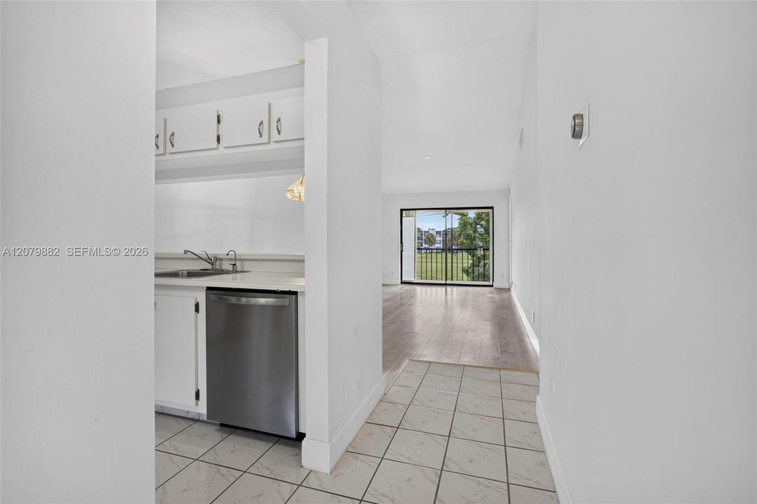 For Sale: $180,000 (2 beds, 2 baths, 872 Square Feet)