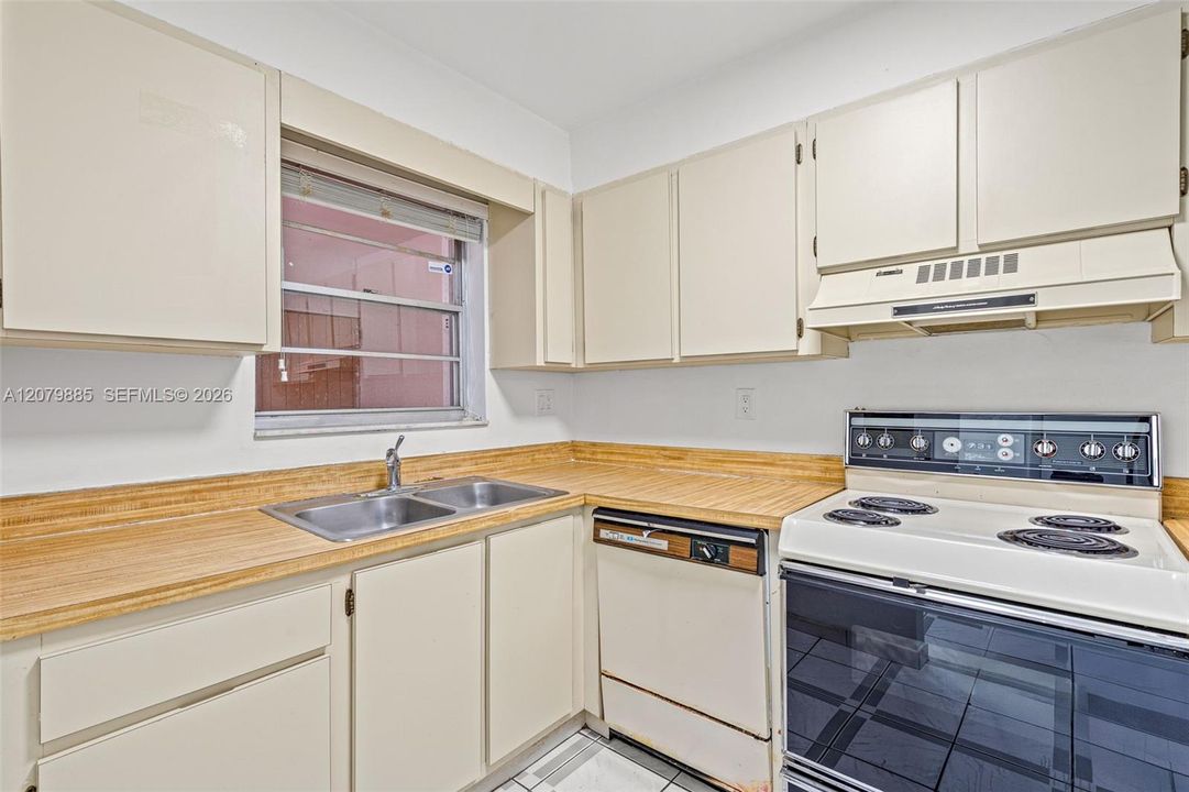 На продажу: $309,900 (2 спален, 1 ванн, 1097 Квадратных фут)