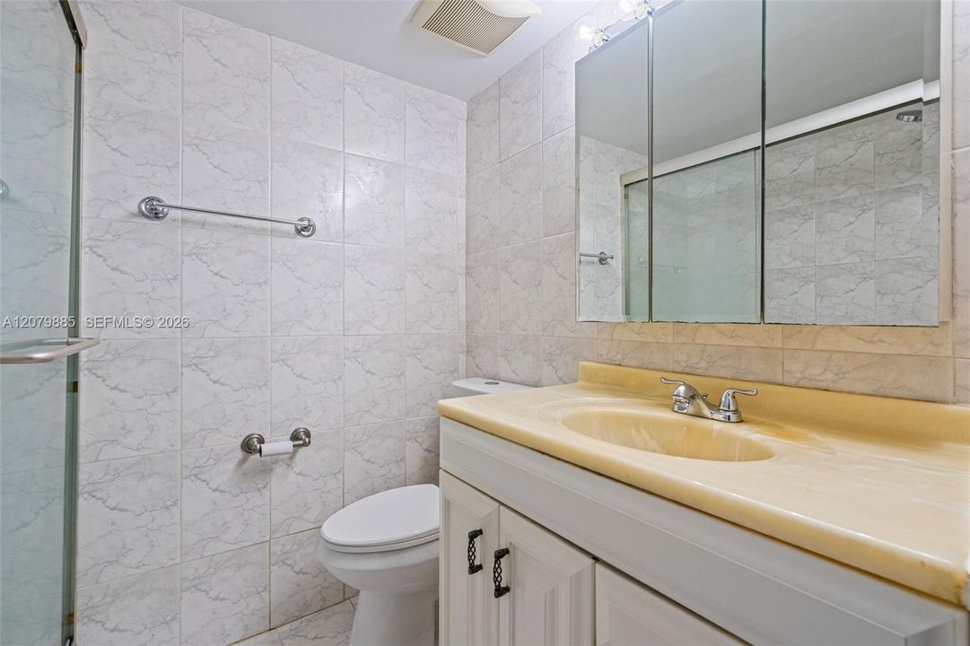 На продажу: $309,900 (2 спален, 1 ванн, 1097 Квадратных фут)