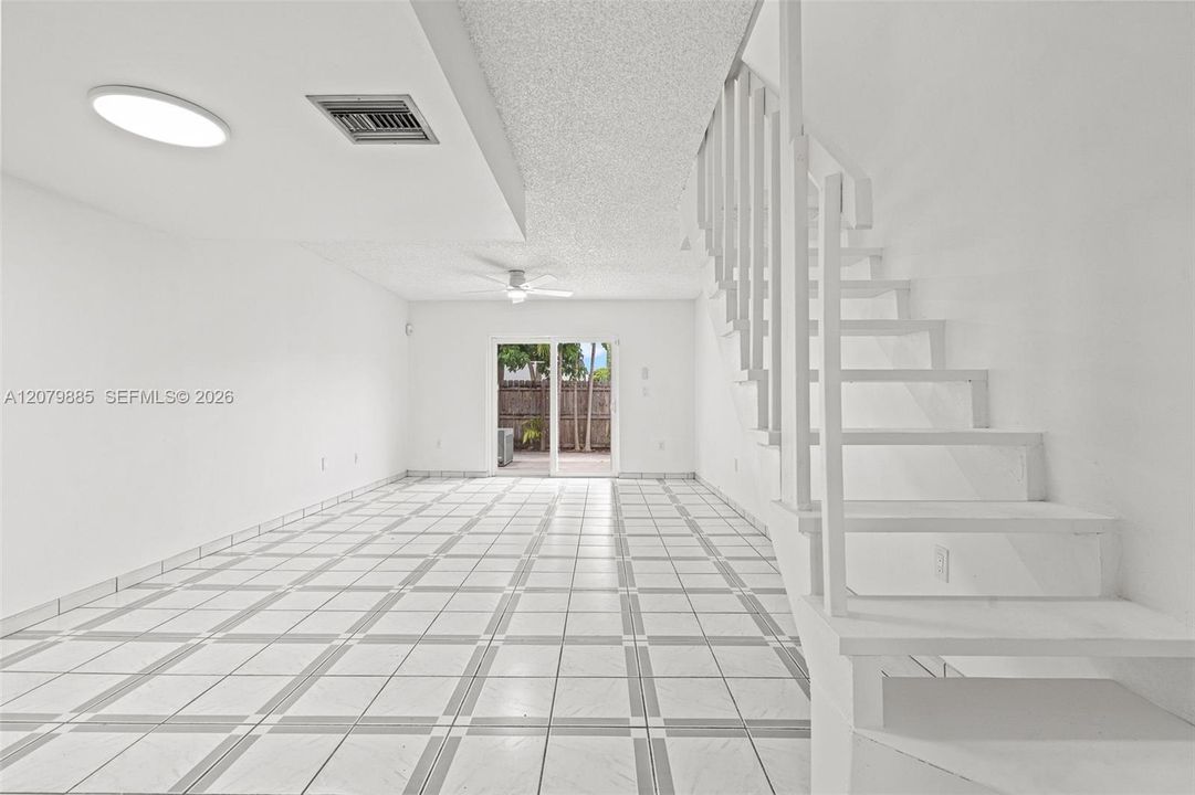 На продажу: $309,900 (2 спален, 1 ванн, 1097 Квадратных фут)