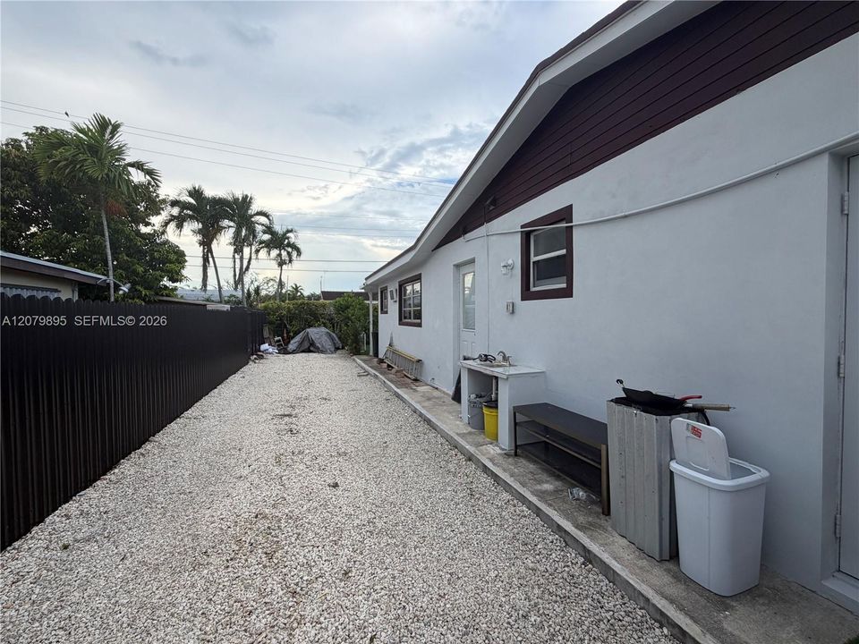 For Sale: $820,000 (4 beds, 3 baths, 1644 Square Feet)