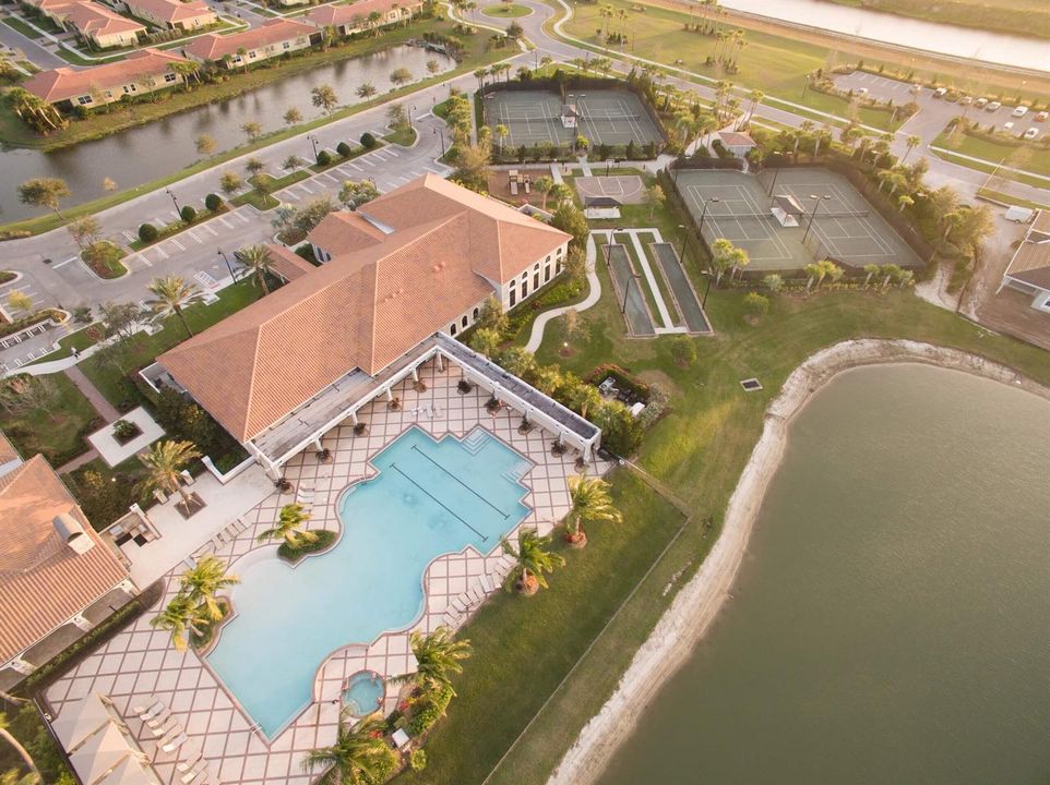 ClubTalaveraPoolwithTennis