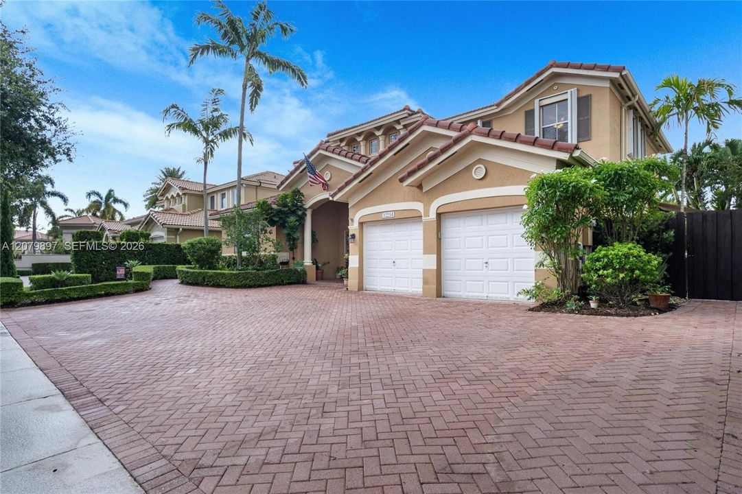 For Sale: $975,000 (5 beds, 4 baths, 3219 Square Feet)