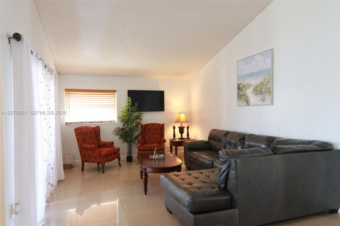 For Rent: $3,900 (3 beds, 2 baths, 1570 Square Feet)