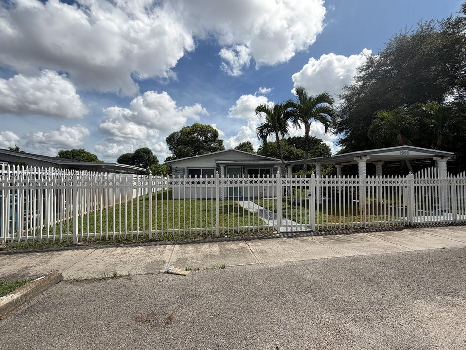 For Rent: $3,000 (3 beds, 1 baths, 1188 Square Feet)