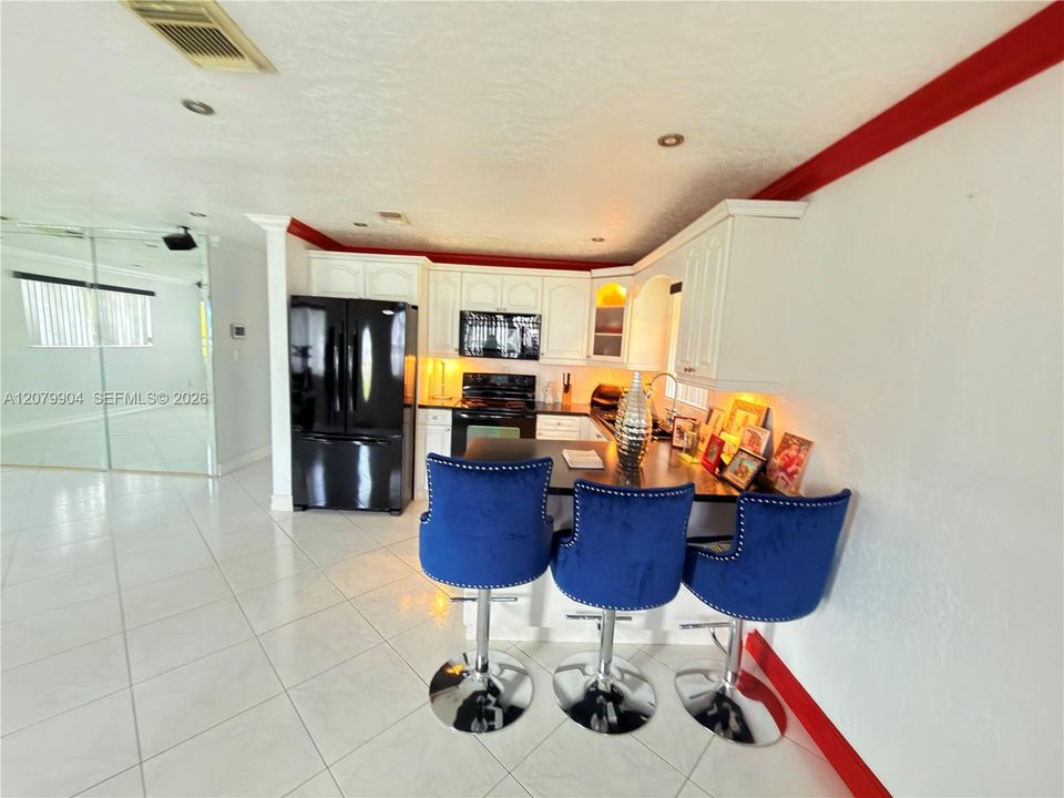 For Rent: $3,000 (3 beds, 1 baths, 1188 Square Feet)