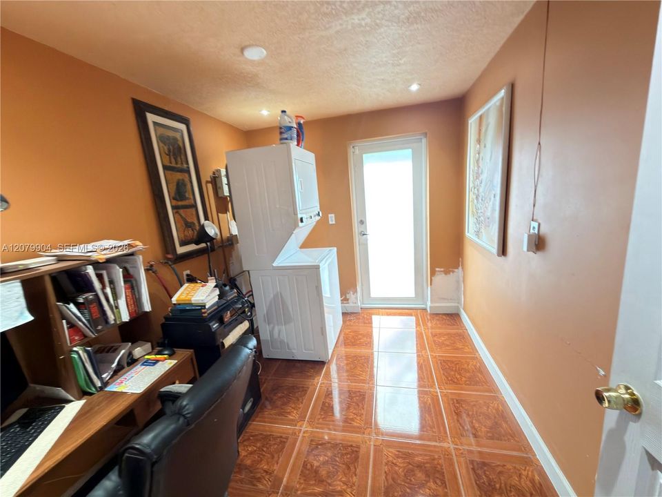 For Rent: $3,000 (3 beds, 1 baths, 1188 Square Feet)